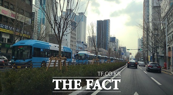 13일 부산 동구의 한 중앙버스전용차로(BRT) 인근 버스 50여대가 갑자기 멈춰서 시민들이 불편을 겪었다./부산=조탁만 기자.