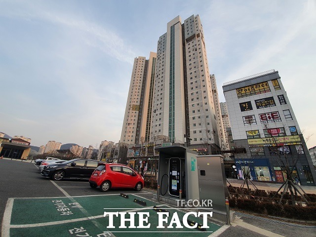 세종시 도담동 싱싱장터(지역농산물판매장) 주차장에 설치돼 있는 전기자동차 충천소. / 세종=최준호 기자