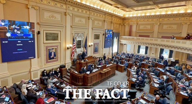 미국 버지니아주 ‘김치의 날’ 제정 결의안 처리 당시 본회의장 전경. 제정 결의안을 대표 발의한 아린 신(Irene Shin) 하원의원(화면) / aT 제공