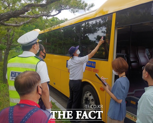 충남경찰이 어린이 통학버스 법규 위반행위를 단속한다. / 더팩트 DB