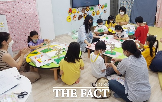 정읍시는 부모의 육아 부담을 경감하고 지역사회가 참여하는 돌봄 공동체를 조성하기 위해 공동육아 나눔터를 운영하고 있다. 아이들이 부모와 함께 놀이와 체험학습을 즐길 수 있는 공동육아 · 공동돌봄 공간이다. / 정읍시 제공