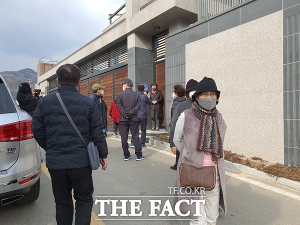 시민들이 사저 주변을 돌아 보고 있다 / 대구=김강석 기자