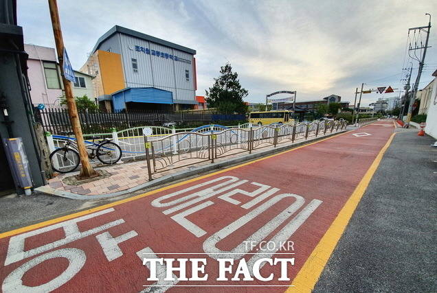 4월부터 세종시내 어린이보호구역에서의 불법 주정차 단속이 크게 강화된다. 사진은 조치원 교동초등학교 인근 어린이보호구역 모습 / 세종=최준호 기자