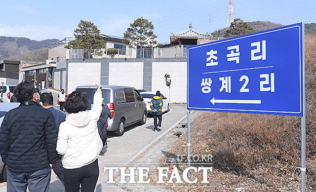 박 전 대통령의 사저를 보기 위해 주민들의 발길이 이어졌다.