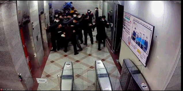 지난 10일 CJ대한통운 본사를 기습 점거한 노조가 강화유리를 깨기 위해 미리 준비한 망치로 임직원들을 폭행하거나 위협해 직원 30여 명이 부상을 입었다. /CJ대한통운 제공