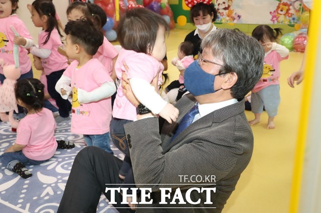 정읍시는 아동의 권리와 복지를 증진하고 아동 양육에 따른 경제적 부담을 경감하기 위해 올해부터는 아동수당의 지원 대상을 기존의 만 7세 미만에서 만 8세 미만으로 확대해 지원한다. / 정읍시 제공