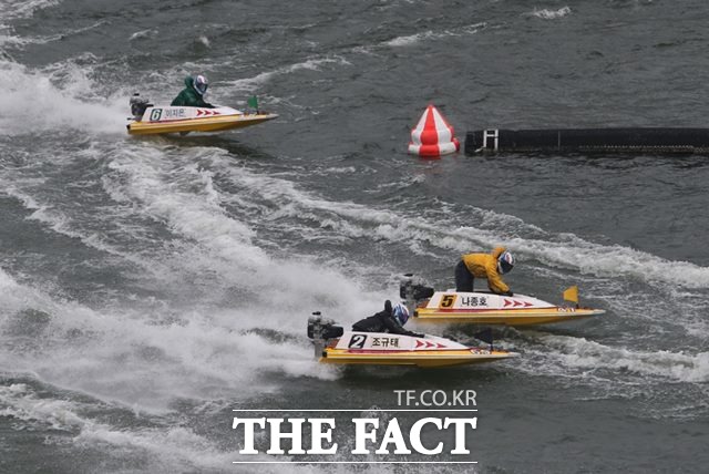 미사리경정장에서 16기 나종호 선수가 턴마크를 돌며 치열한 경쟁을 펼치고 있다./경주사업총괄본부 제공