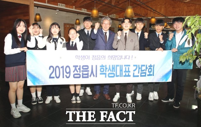 정읍시가 올해부터 중·고교 1학년 신입생 전원에게 1인당 7만원의 체육복 구입비를 지급한다. 시는 사업 추진을 위해 시비 1억2000만원의 예산을 편성했으며, 이번 사업으로 정읍지역 중·고등학교 신입생 약 1700여 명이 혜택을 받게 됐다. / 정읍시 제공