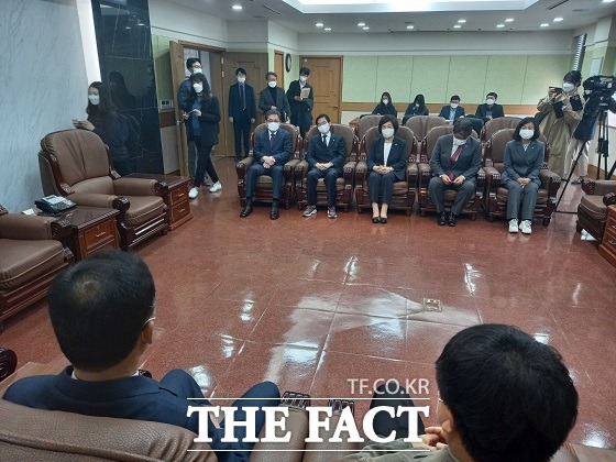 최근 조국 전 법무부 장관 딸 조민씨의 부산대 의학전문대학원 입시 비리 의혹과 관련해 부산대가 자체 조사에 나서기로 한 가운데 국민의힘 곽상도, 조경태, 정경희, 배준영, 황보승희 의원은 30일 오전 부산대 본관 총장실을 방문, 차정인 부산대 총장과 간담회를 갖고 설전을 벌였다. /부산=조탁만 기자.