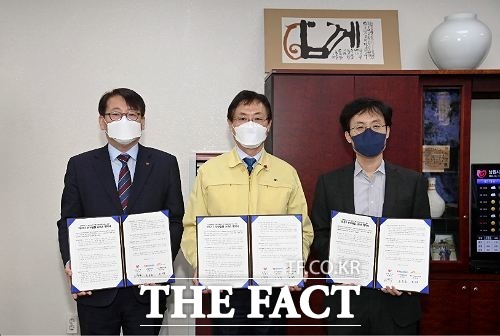 남원시는 14일 한국전력·SK텔레콤과 함께 1인가구 안부살핌서비스를 위한 업무협약을 체결했다고 밝혔다. 사진 왼쪽부터 한국전력 디지털변환처장 송호승, 이환주 남원시장, SK텔레콤 스마트팩토리 CO장 최낙훈. /남원시 제공