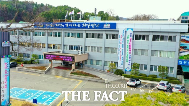 진안군은 관내 식품접객업소의 위생수준 향상과 안전한 외식환경 조성을 위한 음식점 시설개선 지원사업을 추진한다고 14일 밝혔다. 사진 진안군청 전경. /진안군 제공