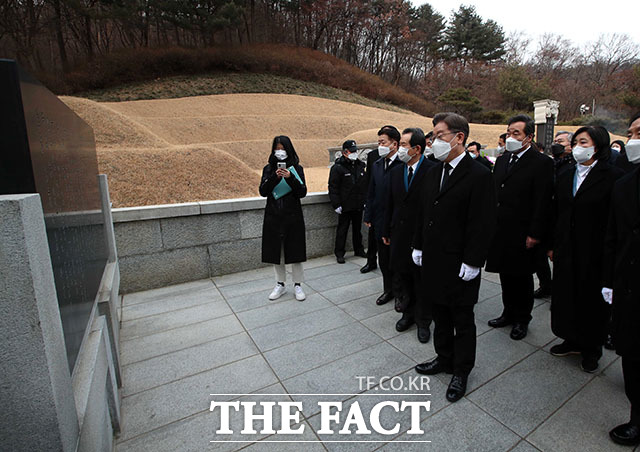 박정희 대통령 묘역을 참배한 이재명 후보가 시비를 살펴보고 있다.