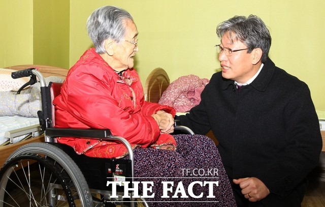 정읍시는 어르신 2만 5,000명에게 기초연금과 노인목욕비를 지원해 건강한 노후생활을 지원하고 있으며, 만 65세 미만 기초생활수급자와 차상위계층, 기준중위소득 70% 이하 가구를 대상으로 4억9700만원을 투입해 가사 간병 방문 지원사업을 추진하고 있다. / 정읍시 제공