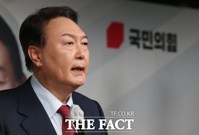 윤석열 국민의힘 대선 후보는 14일 자신의 배우자 김건희 씨를 겨냥한 가수 안치환의 신곡 마이클 잭슨을 닮은 여인에 대해 위대한 뮤지션을 저급한 공세에 소환한다는 게 너무 엽기적이라고 비판했다./남윤호 기자