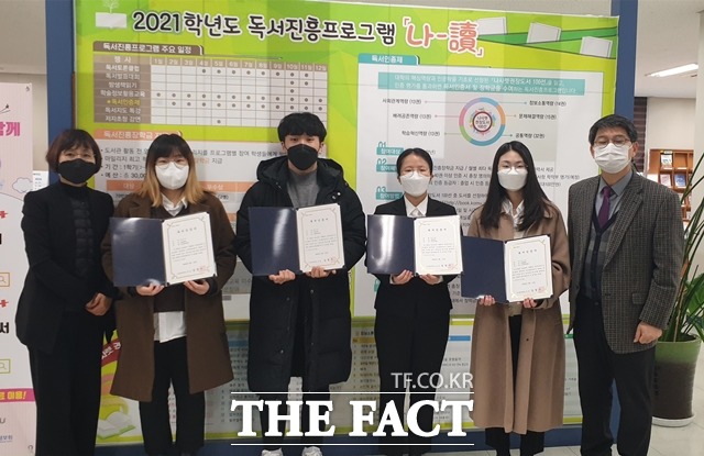 나사렛대 독서인증장학금을 받은 학생들이 기념 촬영을 하고 있다. / 나사렛대 제공