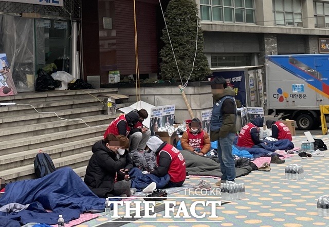 CJ대한통운 본사에서 점거 농성을 벌이고 있는 일부 노조가 마스크를 내린 채 대화를 나누고 있다. /문수연 기자
