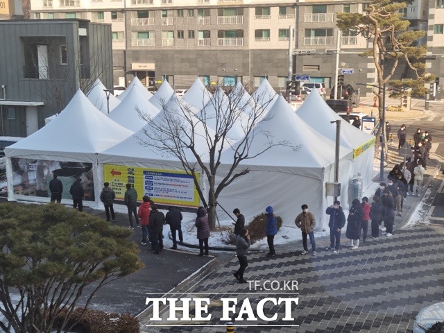 코로나19 검사를 받기 위해 예산군보건소 임시선별진료소에 길게 줄지어 서 있다. / 예산 = 최현구 기자