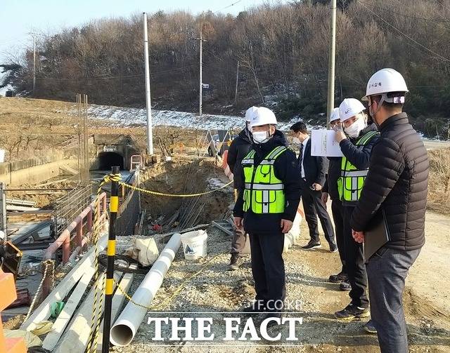 농어촌공사 김인식 사장이 충남 당진지구 수리시설 개보수 사업현장을 찾아 철저한 안전관리를 당부했다. / 농어촌공사 제공