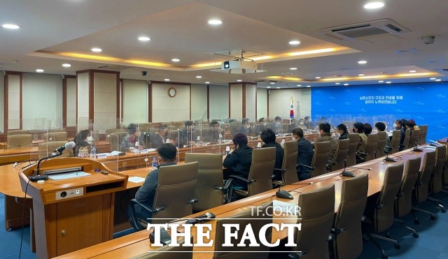 춘향제전위원회는 지난 13일 남원시청 회의실에서 춘향제전위원회 이광연 위원장, 춘향제전위원회 위원, 시 관계자 등이 참석한 가운데 춘향제전위원회 1차 회의를 가졌다. /남원시 제공