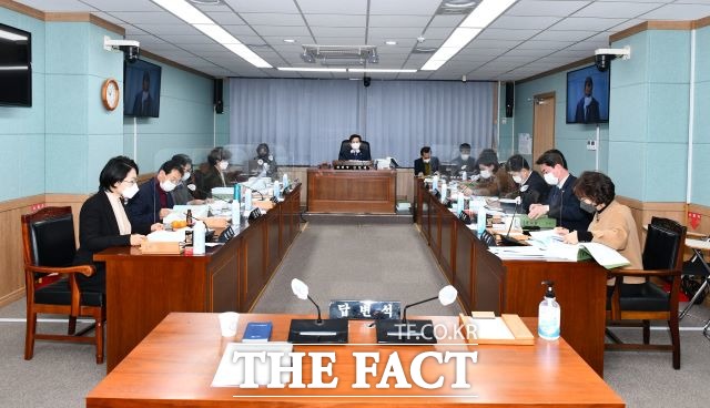 여수시의회 예결위가 해양도시건설위에서 삭감했던 여수 국동~경도 연륙교 예산 72억 여원 전액을 표결 끝에 부활시켰다. /더팩트 DB