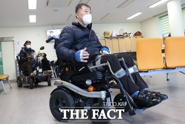 정읍시는 올해부터 거동이 불편한 어르신과 장애인들의 이동 편의 증대와 복지향상을 위해 ‘전동보조기기 보험’ 가입 대상자를 확대했다. 운행 중에 발생한 제3자(대물, 대인)의 배상책임에 대해 최대 2,000만 원(자기부담금 20만원)까지 보장된다. / 정읍시 제공