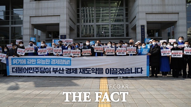 더불어민주당 부산선거대책위원회가 14일 오후 부산시청 광장에서 대시민 호소문을 발표하고 있다. /민주당 제공