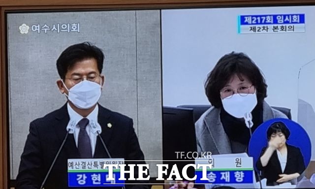 여수시의회 송재향 의원이 예결위에서 경도 연륙교 예산안을 부활시킨 이유 등을 예결위원장인 강현태 의원에게 따져 묻고 있다. 시의회내 모니터 갭쳐 사진 /유홍철 기자