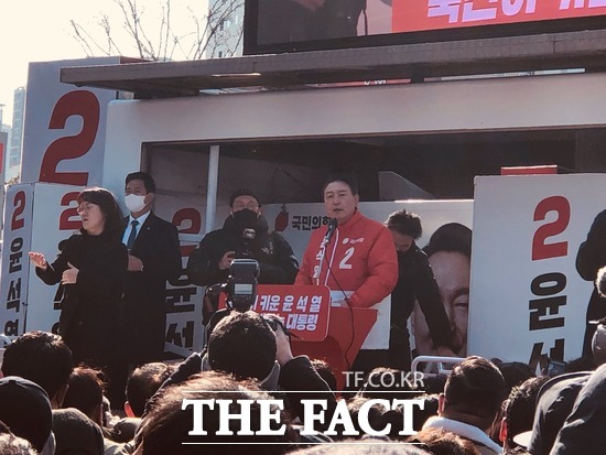 윤석열 후보가 공식선거 운동 첫 날인 15일 대구에서 무너진 대구 경제 살려서 경제 중심지로 만들겠다며 지지를 호소했다. / 대구 = 박성원 기자