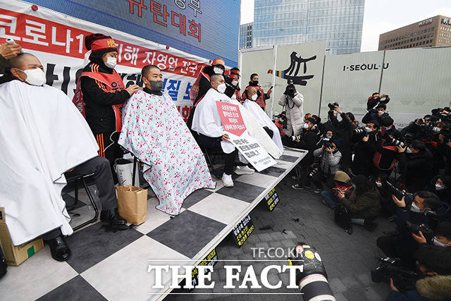 코로나19 피해자영업총연합(코자총) 회원들이 15일 오후 서울 종로구 광화문 시민열린마당에서 열린 정부 규탄 광화문 총집회에 참석해 삭발식을 진행하고 있다. /이동률 기자