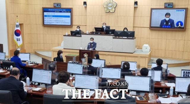여수시의회가 집행부에서 제출된 제2회추가경정예산안 자체를 부결시키는 초유의 사태가 발생했다. 시의회와 집행부는 조만간 추경예산을 다루는 원포인트 임시회를 개최키로 합의했다. /여수=유홍철 기자
