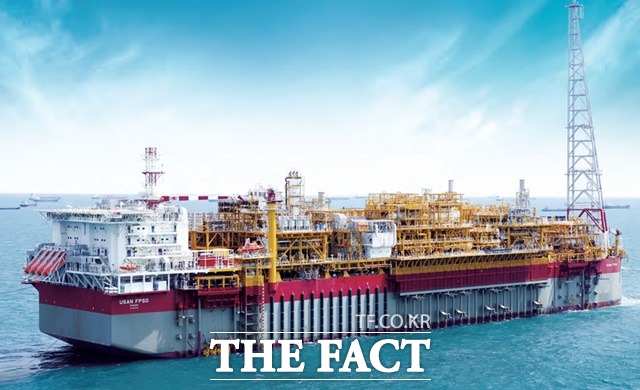 현대중공업이 고유가에 힘입어 초대형 해상플랜트인 부유식해상원유저장생산설비(FPSO) 수주에 다시 시동을 걸었다. 프랑스 석유회사 토탈에서 수주해 인도한 FPSO 우산./현대중공업