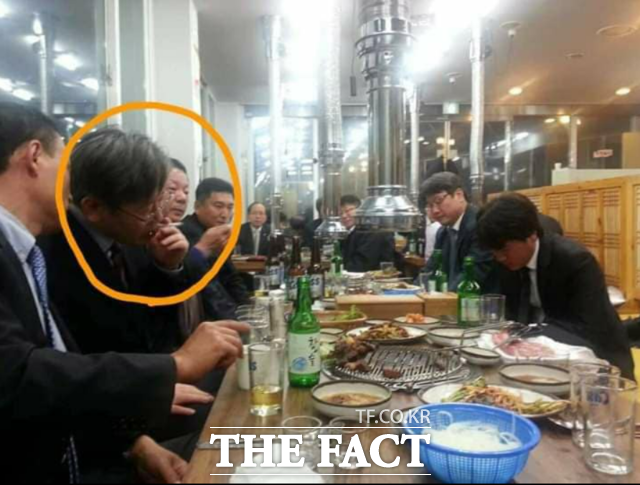 이재명 더불어민주당 대선 후보가 과거 한 식당에서 실내 흡연 중인 모습이 온라인상에서 퍼지고 있다. /김웅 페이스북 갈무리