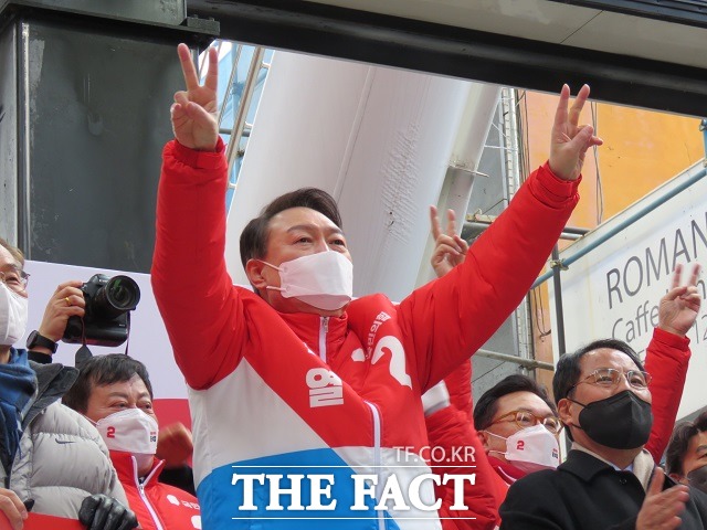 윤석열 국민의힘 대선 후보가 15일 대전 중구 으능정이거리에서 거리 유세를 펼치고 있다. / 대전 = 김성서 기자