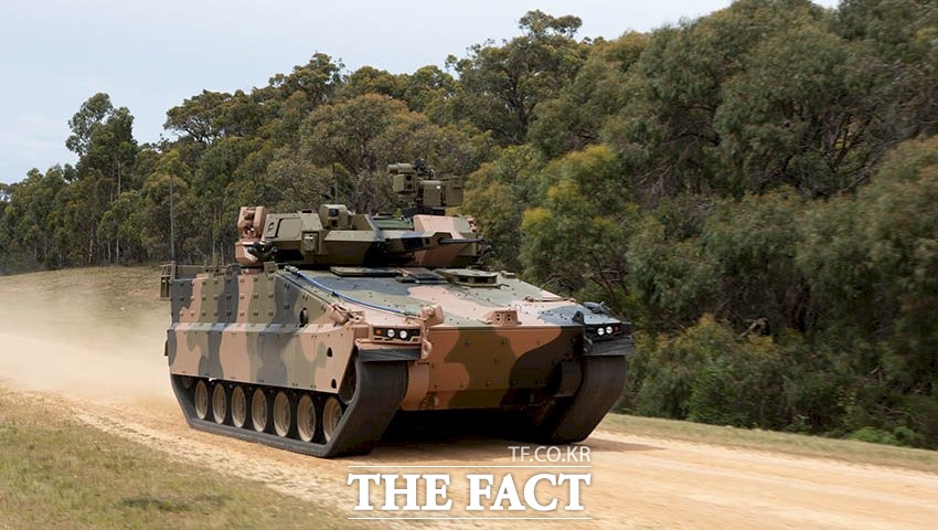 한화디펜스가 호주의 차세대 장갑차 사업인 랜드 400을 위해 개발한 레드백 장갑차가 질주하고 있다.이 장갑차의 장갑재를 호주의 전문기업 비설로이스틸이 생산했다. /비설로이스틸
