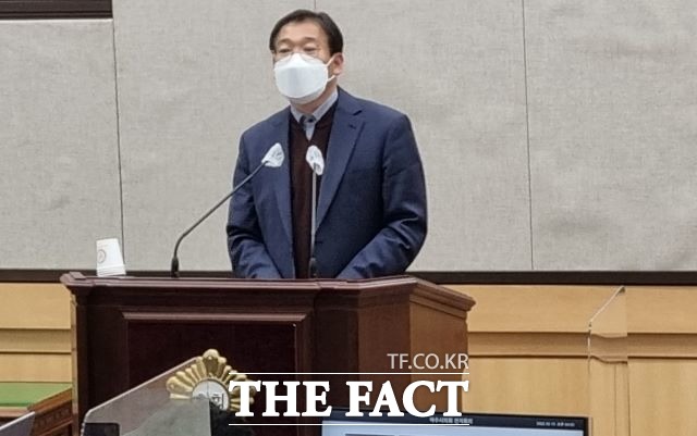 문갑태 여수시의원이 경도 연륙교 개설 예산이 포함된 추경예산안에 대한 수정안을 제출한 뒤 본회의장에서 수정안 제출 이유를 설명하고 있다. /여수=유홍철 기자