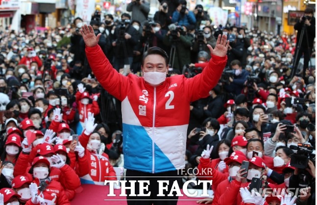 윤 후보는 이날 오후 부산 서면에서 유세를 펼쳤다. 그는 무능하고 부패한 민주당 정권을 국민의 이름으로, 부산시민 이름으로 심판하자고 목소리를 높였다. /뉴시스 제공.