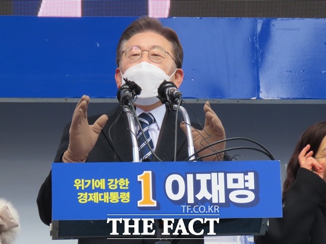 이재명 더불어민주당 대선 후보가 15일 대전 중구 으능정이거리에서 거리 유세를 진행하고 있다. / 대전 = 김성서 기자
