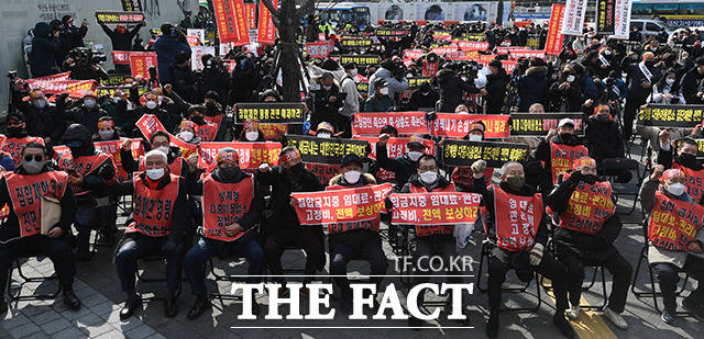 코로나19 피해자영업총연합(코자총) 회원들이 15일 오후 서울 종로구 광화문 시민열린마당에서 열린 정부 규탄 광화문 총집회에 참석해 구호를 외치고 있다. /이동률 기자