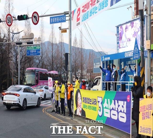 정의당 경남도당이 대통령선거 공식 선거운동 첫 날인 15일 새벽, 창원병원 사거리에 나와 출근인사를 하며 심상정 대선 후보의 지지를 호소하고 있다./정의당 경남도당 제공