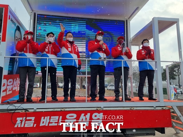 국민의힘 충남도당이 15일 대선 출정식을 갖고 본격적인 선거전에 돌입했다. 정진석 총괄선거대책 위원장이 윤석열 후보의 지지를 호소하고 있다. / 천안= 김경동 기자