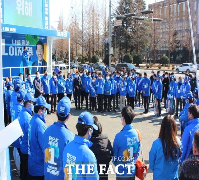 더불어민주당 경남대전환 선대위가 15일 경남도청 정문 앞에서 출정식을 열어 이재명 대선 후보의 출사표를 던졌다./민주당 경남도당 제공