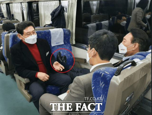 윤석열 국민의힘 대선 후보가 열차 좌석에 구둣발을 올린 사진으로 비매너 논란에 휩싸였다. /고민정 페이스북 갈무리