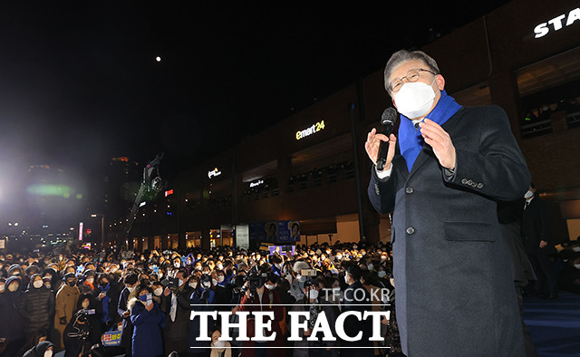 이재명 더불어민주당 대선후보가 15일 오후 서울 서초구 서울고속버스터미널에서 열린 합동유세에서 지지를 호소하고 있다. /국회사진취재단