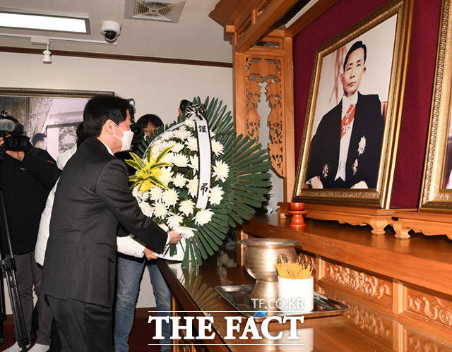 안철수 후보가 박정희 전 대통령 생가를 방문해 헌화하고 있다.
