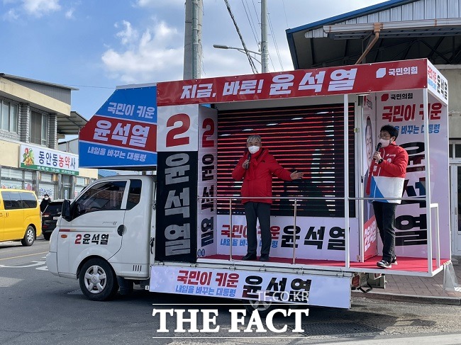 권용혁 국민의힘 경북도당부위원장이 안동 길안 장터에서 윤석열 후보의 지지를 호소하고 나섰다/안동=이민 기자