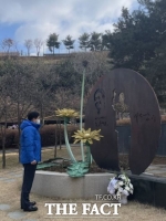  염태영 전 수원특례시장, 고 노무현 대통령 추모비 참배 등 첫 대선운동