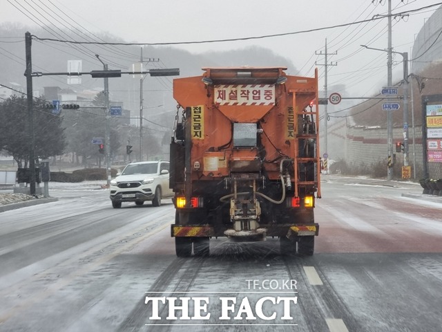 충남 천안시에 16일 새벽부터 오전까지 일부지역서 최대 10㎝ 눈이 내린 가운데 천안시기 긴급 제설 작업을 펼쳤다. / 천안시 제공