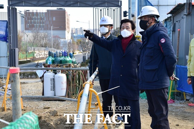 조규일 진주시장이 16일 경남진주혁신도시 복합혁신센터’공사 현장을 찾아 중대재해 예방을 위한 안전점검과 공사 진행 사항을 점검하고 있다./진주시 제공
