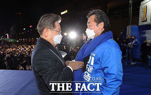 이재명 더불어민주당 대선후보(왼쪽)가 15일 오후 서울 서초구 서우고속버스터미널 앞에서 열린 합동유세에 참석해 이낙연 총괄선대위원장에게 파란색 목도리를 걸어주고 있다. /국회사진취재단