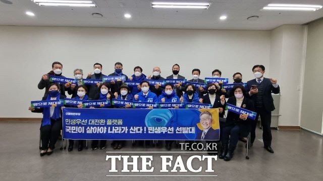 염태영(앞줄 가운데) 더불어민주당 대선 선대위 민생우선대전환 플랫폼 상임원장을 비롯해 안민회와 안양발전연구회, 평촌상가연합회 회원들이 16일 이재명 대통령 후보에 대한 지지선언을 한 뒤 기념촬영을 하고 있다./ 민주당 제공